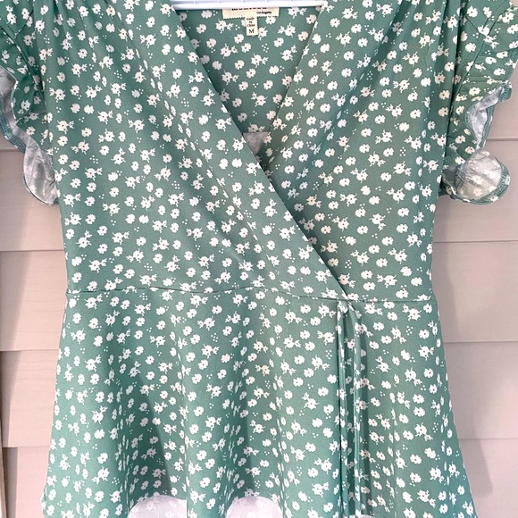 Monteau Mint Floral V-Neck Top Size Medium - Picture 2 of 5